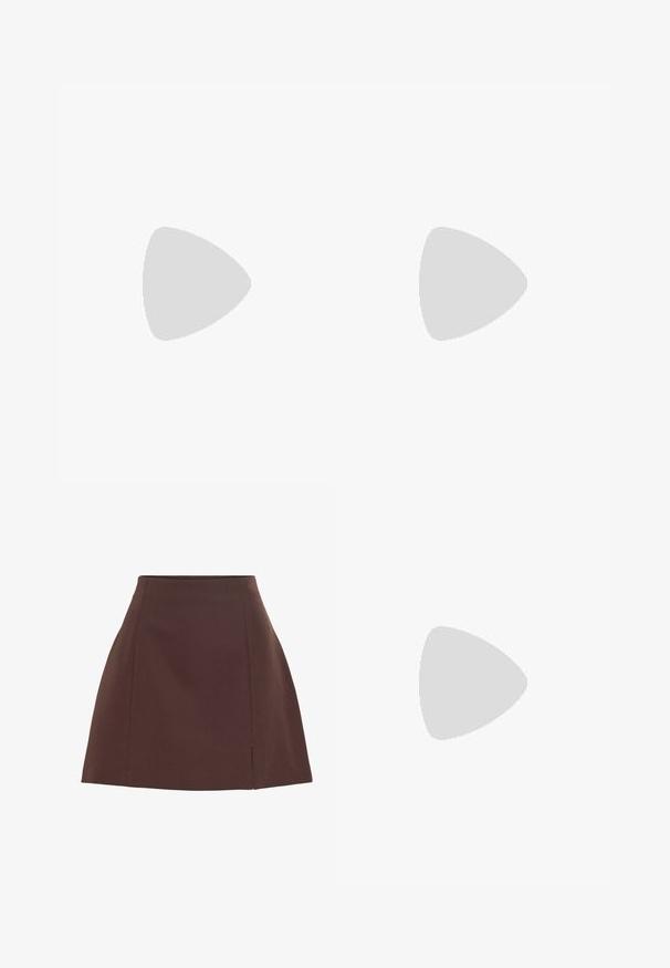 Suéter beige de manga corta con cuello redondo, textura acanalada y corte relajado. El material parece suave y ligero, con un acabado liso.; Falda marrón en línea A con una ligera abertura frontal y detalles de costuras limpias, hecha de tela lisa.; Mule de tacón marrón con punta puntiaguda y detalle de hebilla, flotando sobre una superficie de cuero plateado brillante y capitoné.; Bolso de mano de piel sintética marrón con forma rectangular, dos asas largas y sutiles acentos curvados en la parte delantera.