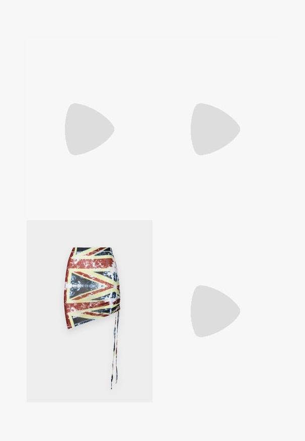 Modrý pletený bodysuit s krátkymi rukávmi, ktorý má výrezy, šnurovacie detaily a kruhové vzory na prednej strane. Štruktúrovaná tkanina.; Sinead Gorey LARGE UNION JACK PRINT RUCHED SKIRT - Minisukňa - red; Čierne lakované kožené lodičky na podpätku s špicatou špičkou, nastaviteľným popruhom okolo členka a stredne vysokým blokovým podpätkom. Hladký povrch s lesklým finišom.; Čierna kožená kabelka na rameno s obdĺžnikovým tvarom, s striebornými nitmi na spodnej strane a nastaviteľným popruhom.