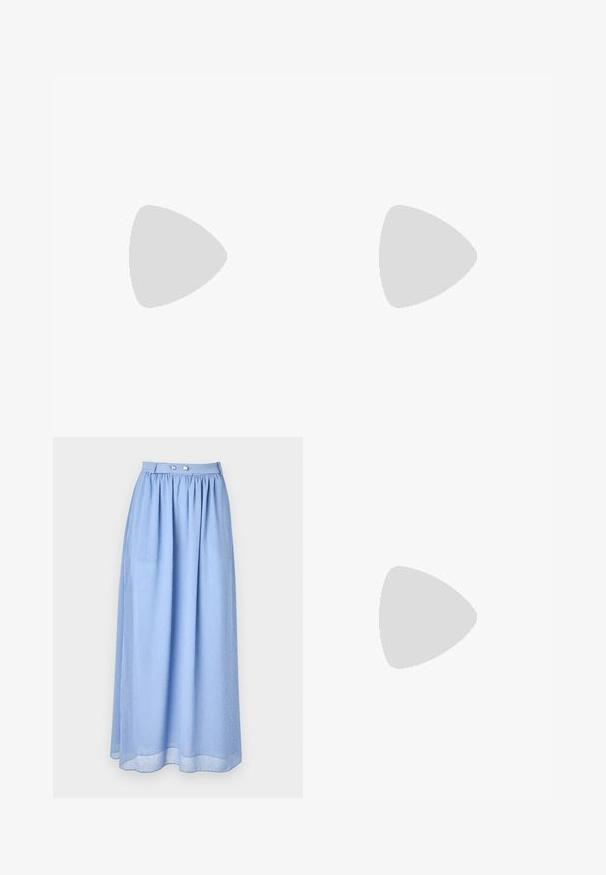 Marineblauwe gedrapeerde top met een off-shoulder ontwerp, voorzien van een ronde metalen accent en geraffineerde details aan de zijkanten. Stijlvolle textuur.; Lichtblauwe maxi rok van doorschijnende stof met een geraffineerde taille, voorzien van zilveren knoopdetails en een subtiel patroon van kleine witte stippen.; Dames schoen in roomkleur met een puntige neus en een lage, ronde balvormige hak op een effen achtergrond.; Geplooide beige leren clutch met een zilveren metalen frame, voorzien van twee ronde decoratieve sluitingen en een zilveren kettingriem.