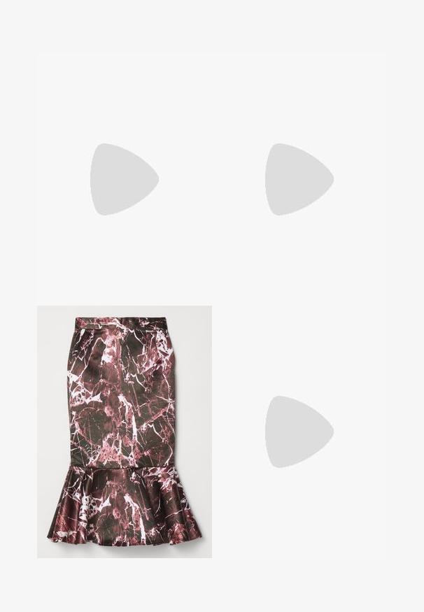 Zelená blúzka s drapovaným dizajnom, ktorá má nahrnutú látku pri výstrihu, zapínanie na cvoky vpredu a splývavé rukávy.; MIKAGE SHIN MERMAID SLIT SKIRT - Puzdrová sukňa - red marble; Čierna kožená sandála s otvorenou špičkou, dvoma remienkami a dreveným klinovým podpätkom s okrúhlou guľatou základňou.; Zlatý prsteň s tekutým, organickým dizajnom, pozostávajúci z dvoch prekrytých, zakrivených pásov. Hladký, lesklý povrch s lešteným finišom.