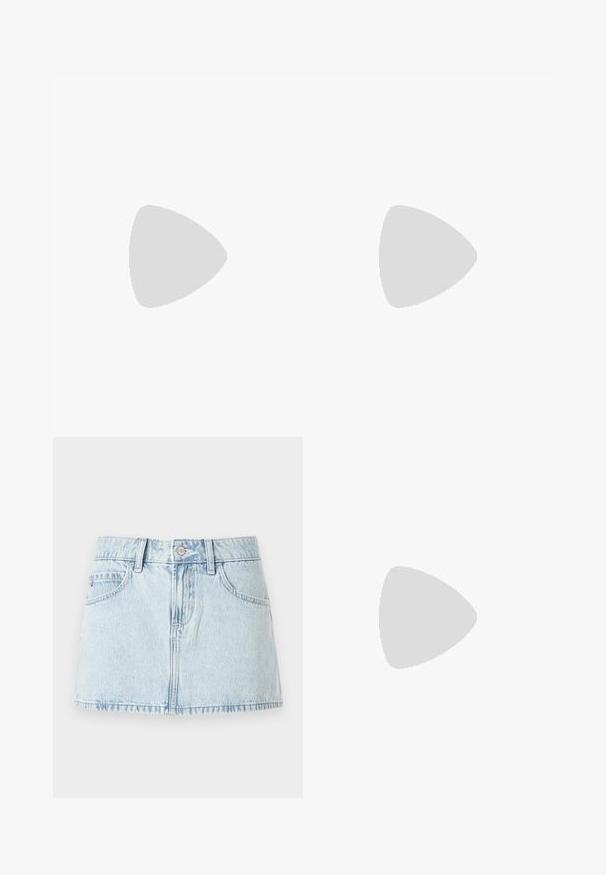 Zwarte geribbelde top met korte mouwen en een V-hals, met geplooide details op de borst en ruffled randen op de mouwen en onderkant.; Lichtblauwe denim mini-rok met een knoopsluiting aan de voorkant, riemlussen en voorzakken, getoond op een witte achtergrond.; Zwarte leren balletschoenen met een ronde neus, een platte zool en een dunne verstelbare band over de wreef met een metalen gesp.; Vrouw met een zwart-wit gebloemde blouse houdt een glanzende rode schoudertas vast tegen een effen achtergrond.