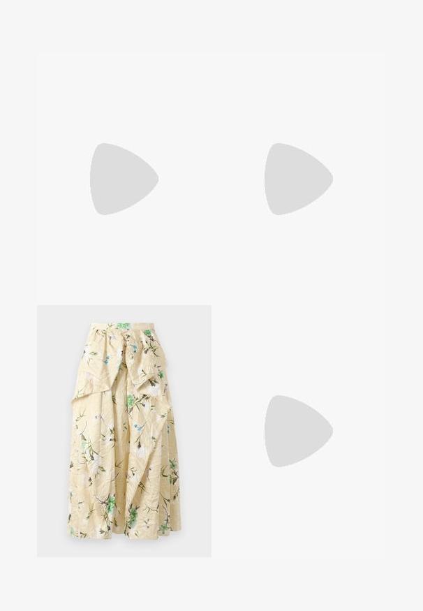 Top sans manches blanc en tissu texturé, présentant des motifs à rayures horizontales. Bretelles réglables et encolure ronde avec des coutures détaillées.; Jupe maxi florale en tissu jaune froissé, ornée de motifs floraux verts et bleus, taille haute et volants superposés pour du volume.; Mule tissée marron à enfiler avec une semelle plate et un bout fermé arrondi sur fond blanc.; Sac cabas en paille tissée avec des anses tressées jaunes et beige, décoré d'un patch banane et d'un petit motif poisson encadré à l'avant.