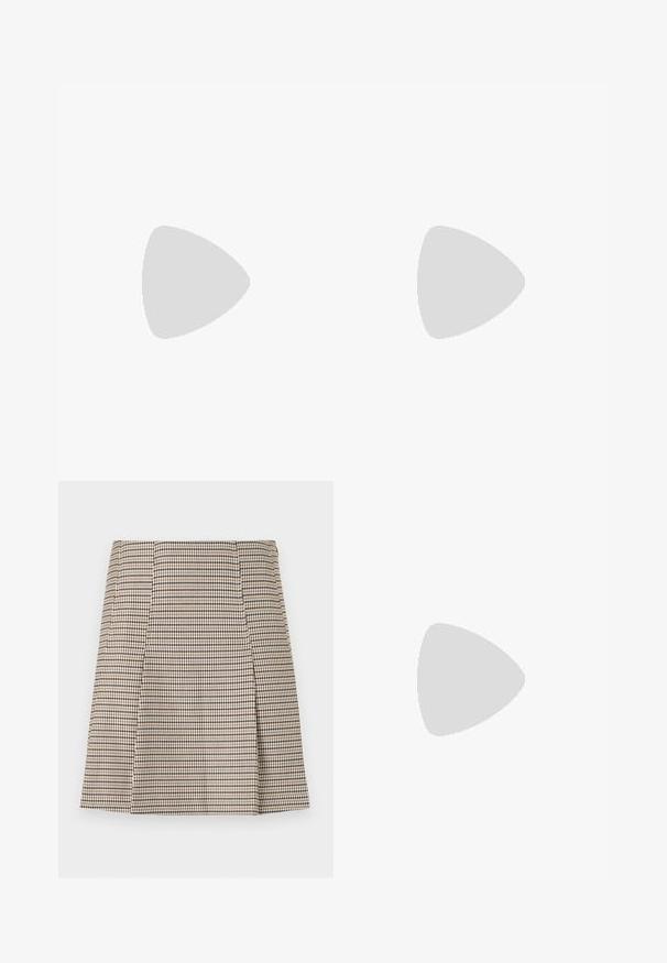 Haut sans manches blanc avec une partie supérieure lisse et une texture plissée en bas. Dispose de fines bretelles et d'un ourlet droit.; Jupe jusqu'aux genoux à motif pied-de-poule marron et noir, légèrement évasée en forme trapèze avec un détail de boutons sur le côté.; Chaussure plate beige à bout pointu avec bride arrière, petit talon noir et finition en cuir lisse, vue de côté sur un fond uni.; Sac à main en cuir beige en forme de croissant avec une seule bandoulière et des coutures minimalistes, posé sur un fond blanc uni.