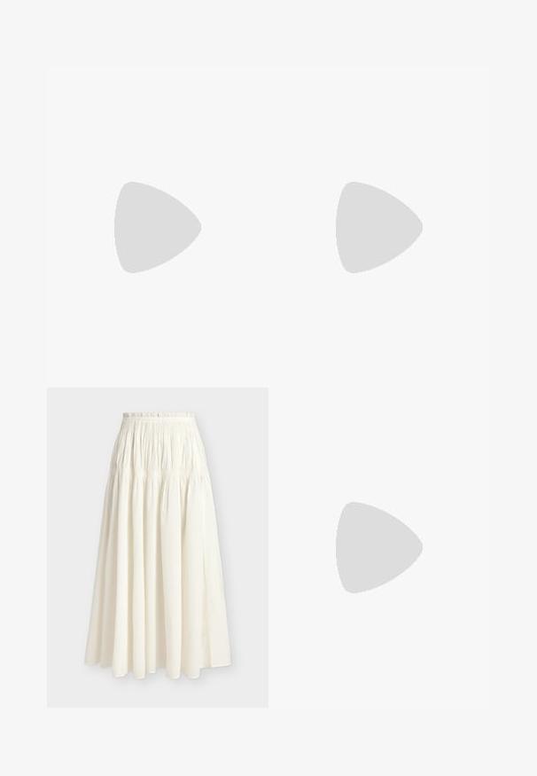 Haut bustier bleu marine à pois blancs, avec tissu froncé et ourlet volanté à la taille.; Jupe blanche longueur cheville avec taille élastique froncée et tissu plissé fluide pour une coupe ample et aérienne.; Ballerine Mary Jane en cuir marron à semelle plate, clous dorés, bride réglable avec boucle et petit charm rond en métal sur le côté.; Sac à épaule en daim marron avec une longue bandoulière, une découpe rectangulaire de la poignée et des détails à pompons sur les côtés sur fond blanc.