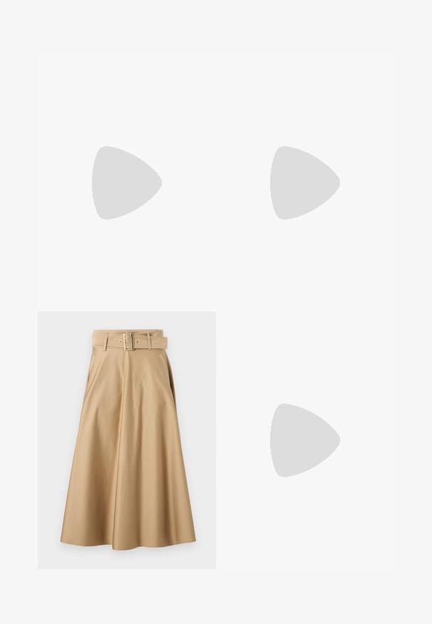 Bodysuit de manga larga en tela marrón oscuro, con un cuello alto, textura suave y un diseño de espalda descubierta con un ajuste ceñido.; Falda de algodón beige con cintura alta con cinturón, silueta acampanada y bolsillos laterales. Cuenta con hebilla en tono dorado y detalles de costura.; Zapato de piel negra con punta afilada, escote bajo y un detalle decorativo dorado. Cuenta con un tacón de aguja y textura suave.; Joven mujer con un vestido negro sin mangas llevando un bolso cruzado de cuero negro, de pie frente a una pared de hormigón clara.