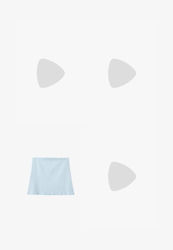 Haut bleu clair à épaules dénudées avec tissu froncé au niveau de l'encolure, coupe ajustée et texture douce et lisse. Ourlet sans couture.; Haut tube en maille bleu clair avec bords volantés en haut et en bas, posé à plat sur un fond blanc.; Sandale plate blanche avec fines lanières croisées et une bride arrière, vue de côté sur fond blanc.; Sac à main en paille tissée beige à silhouette courbée, doté d'une bandoulière en cuir noir et d'accents métalliques argentés. Finition texturée.