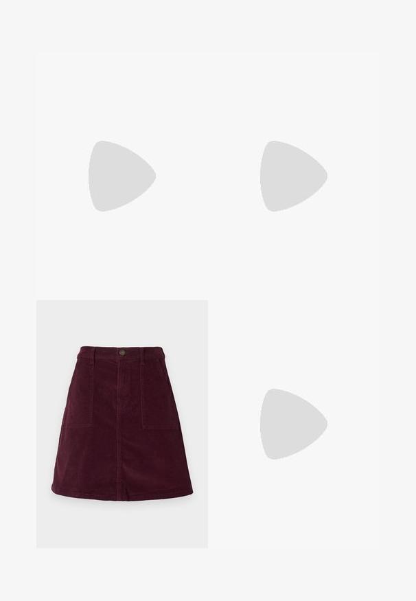Ribstrikket, langærmet, mørkelilla sweater med falsk flæsekrave og matchende flæsekanter på ærmer og kant.; Burgunderrød cordnyle A-formet nederdel med to forlommer, knaplukning i taljen og en struktureret overflade.; Bordeaux læder ballerina sko med spidse tæer, flad sål og en dekorativ spænde-strop over vristen. Glat, blank tekstur.; Bordeaux håndtaske lavet af glansfuldt materiale, rektangulær form, med to skulderremme og subtile buede detaljer på forsiden.