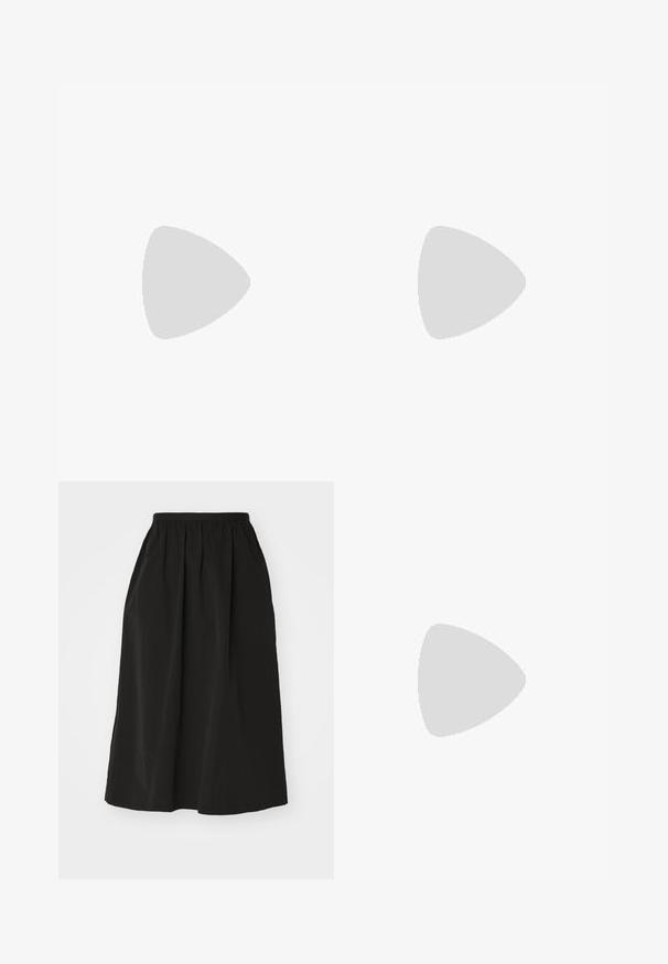 T-shirt oversize gris en tissu doux. Présente un col rond, des manches courtes et un logo subtil au centre.; Jupe maxi noire en tissu léger, dotée d'une taille élastique, au design plissé et à la texture lisse. Aucun motif ou accent visible.; Mule slip-on en cuir noir Calvin Klein avec talon bloc reposant sur des carreaux en bois à l'extérieur près d'une plante verte et d'un mur gris.; Lunettes de soleil noires au design lisse et angulaire, avec des verres foncés et un logo en argent contrastant sur le côté. Texture en plastique lisse.