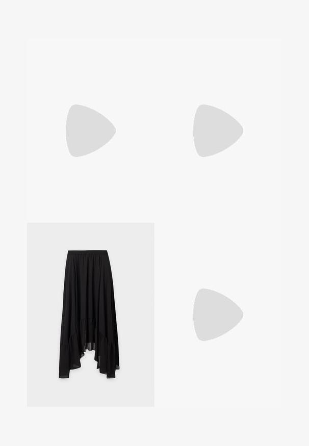 Débardeur noir côtelé sans manches avec encolure carrée et larges bretelles, avec un petit logo discret au centre devant.; Jupe noire à taille élastique, coupe high-low avec ourlet à volants, en tissu léger et fluide.; Chaussure plate en cuir noir à bout pointu avec talon bas et finition lisse, vue de côté sur un fond gris clair.; Sac à main en osier noir en forme de coquille Saint-Jacques avec un dessus courbé et une texture tressée sur un fond uni.