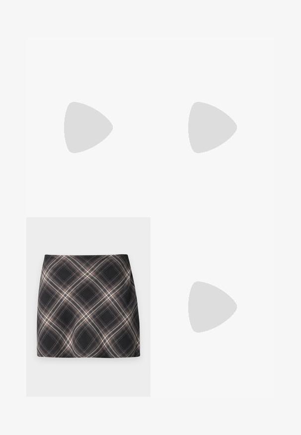Top de canalé crema de manga larga con cuello alto y bordes con volantes en el cuello, puños y dobladillo, mostrado sobre un fondo liso.; Minifalda a cuadros en negro y beige con patrón de cuadros diagonal, cintura ajustada y textura de tela suave.; Zapato plano de piel negra con puntera afilada, detalle fruncido alrededor de la abertura y un acento de hebilla plateada en la correa ajustable.; Pequeño bolso negro brillante con dos asas largas y detalles de cordón lateral sobre un fondo claro liso.