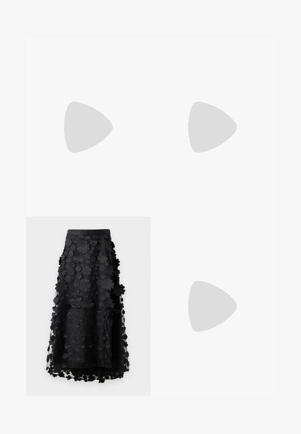 Rosemunde Μπλούζα με μακριά μανίκια - black; Μαύρη midi φούστα από διάφανο ύφασμα με σκαλισμένα λουλούδια σε στρώσεις. Έχει επίπεδη ζώνη και ρομαντική γραμμή. Χωρίς ορατές κλεισίματα.; Μαύρο παπούτσι από λουστρίνι με μυτερή μύτη και λεπτό τακούνι στιλέτο. Λείο υλικό με γυαλιστερή φινίρισμα και ελάχιστο σχέδιο.; Ορθογώνια χρυσή τσάντα clutch με γυαλιστερή επιφάνεια, μεταλλικό κούμπωμα και κοντή χρυσή αλυσίδα-λαβή σε ανοιχτό μονόχρωμο φόντο.