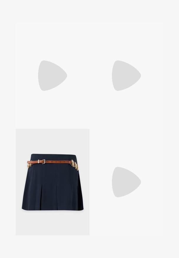 Top de manga larga a rayas en crema y negro, con un cuello blanco y un frente con cordones. Presenta un diseño corto y un pequeño logo en el lado izquierdo del pecho.; Falda plisada azul marino con un cinturón marrón delgado y adornos florales dorados en los lados.; Mocasines de cuero negro con un acabado brillante, que presentan dos hebillas doradas y un tacón bajo. Textura suave con diseño de punta redonda.; Bolso de mano de ante azul oscuro con costuras blancas, asa recortada, correa de hombro estampada y largas borlas de flecos en ambos lados.