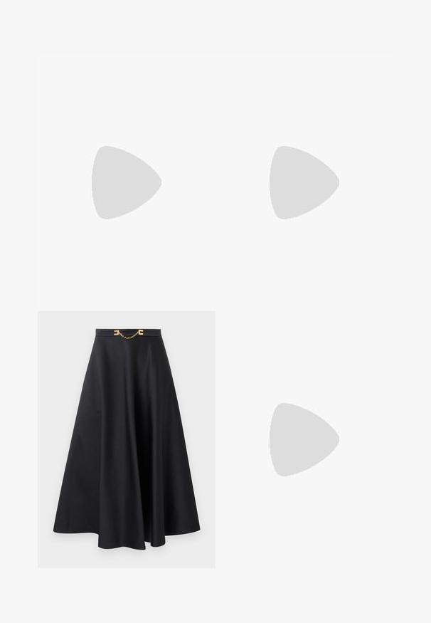 Haut noir à épaules dénudées en matière texturée, avec une section froncée et des détails de boutons décoratifs. Design lisse et ajusté.; Jupe midi noire trapèze à taille haute avec détail chaîne dorée décorative sur la ceinture, tissu lisse et silhouette évasée.; Chaussure femme noire à talon bas avec bout pointu, bride transparente et détail blanc sur l'avant de la semelle, vue de profil sur fond blanc.; Boucles d'oreilles créoles en or massif avec un design tubulaire légèrement tordu et des fermoirs à tige sur un fond blanc.