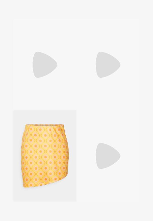Μαύρο crop top με μακριά φουσκωτά μανίκια, βαθύ V-λαιμόκοψη και δέσιμο στη μέση, κατασκευασμένο από ομαλό, ελαστικό ύφασμα.; Noisy May Tall NMSISSI SHORT SKIRT  - Μίνι φούστα - quartz pink; Λευκά παπούτσια πλατφόρμας με χοντρό μπλοκ τακούνι, λουράκι στον αστράγαλο, στρογγυλή μύτη και λείο υφές. Μίνιμαλ σχεδίαση με καθαρές γραμμές.; Pieces PCSUINA HOOP  - Σκουλαρίκια - gold-coloured