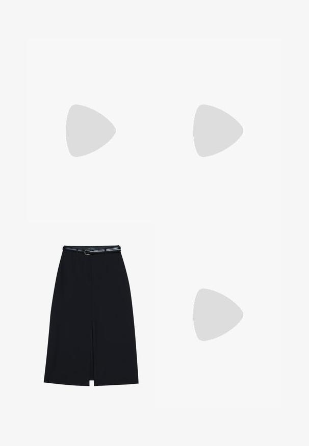 Off-white kortekorte mouw top van gestructureerde stof met een geribbeld patroon, met een brede ronde halslijn en een ontspannen pasvorm.; Zwarte knie-lange rok met een vooraanstaande split, gemaakt van gladde stof. Heeft een dunne zwarte riem met een zilveren gesp en riemlussen.; Zwarte leren loafer met lage hak, afgeronde neus en decoratieve metalen gesp aan de voorkant.; Een paar gepolijste zilveren halve maanvormige creolen met heldere plastic achterkanten op een witte ondergrond.