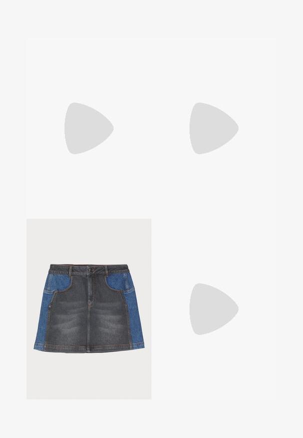 Stribet T-shirt med korte ærmer, der har en sort og hvid ribbet tekstur, rund halsudskæring og et lille rødt logo på venstre bryst.; Denim nederdel med en mørkegrå front og lyseblå sidelapper, en almindelig talje, to forlommer og kontrastsying.; Sort patenteret læder ankelstøvle med hvid stikning, rund tå og blokhæl. Har buede designlinjer og en glat tekstur.; Sort snørelukket bucket-taske med lang tynd rem og lille gyldent firkantet logo foran, vist mod en ensfarvet baggrund.