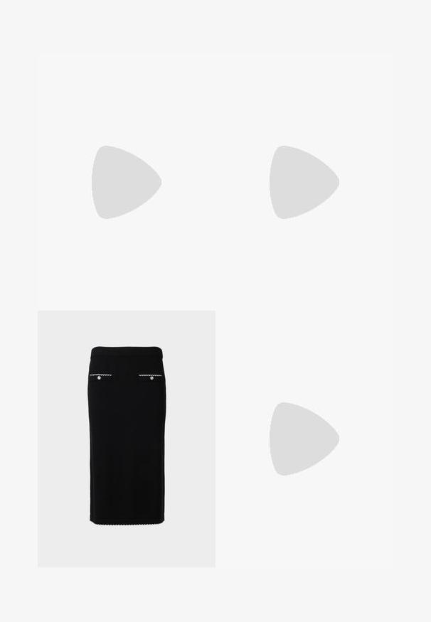 T-shirt en coton blanc avec un imprimé logo noir à l'avant. Encolure ronde classique et manches courtes avec une coupe décontractée.; Jupe crayon noire longueur genou avec deux poches avant boutonnées bordées de bords festonnés blancs.; Mule en cuir noir avec bout pointu, design découpé à brides et petit talon kitten sur fond blanc.; Porte-monnaie en cuir noir avec texture froncée, cadre en métal argenté, fermeture à verrouillage kiss-lock et bandoulière en chaîne. Surface lisse et douce.