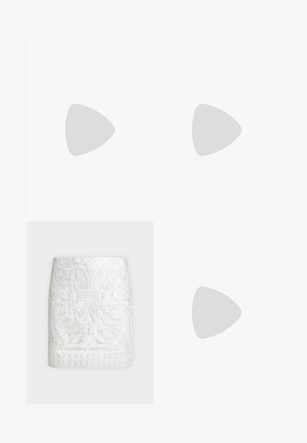 T-shirt blanc à manches courtes avec logo "MK" doré clouté centré sur la poitrine et motif logo noir contrastant à l'intérieur de l'encolure.; Mini-jupe blanche avec broderie florale et feuillue en relief complexe, présentant un ourlet à motif et une silhouette ajustée.; Mule en cuir noir avec bout pointu, design découpé à brides et petit talon kitten sur fond blanc.; Sac noir plissé en simili cuir, avec une anse incurvée et une fermeture éclair sur le dessus. Texture lisse avec un design structuré.