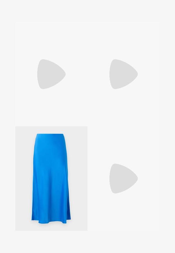 Top corto azul de manga corta con un diseño de escote en V, hecho de tela suave, que presenta un estilo simple y una textura sin adornos.; Falda maxi de satén azul con una textura suave, forma ligeramente en A y abertura lateral, que ofrece una silueta fluida.; Zapatilla deportiva de cuero negro con tres rayas plateadas, punta texturizada y suela de goma. Cuenta con un collar acolchado y un diseño con cordones.; Pequeño bolso negro brillante con dos asas largas y detalles de cordón lateral sobre un fondo claro liso.