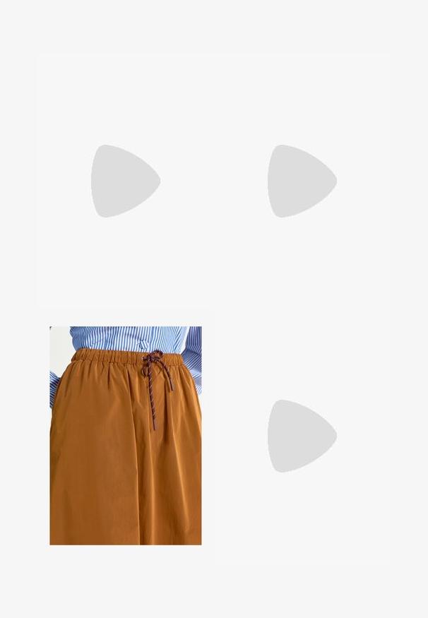 Weißes Baumwoll-T-Shirt mit kurzen Ärmeln, das auf der Vorderseite schwarze Linoskizzen einer Sonne, Wellen und einer Muschel zeigt.; Rich & Royal MIDI WITH DETAILS - A-Linien-Rock - cinnamon; Glänzender beigefarbener Low-Top-Sneaker mit Schnürsenkeln, goldenen Ösen und dicker Gummisohle, seitlich auf weißem Hintergrund gezeigt.; Schwarze Leder-Tasche mit zwei Schulterriemen, einem kleinen goldenen Verschluss und dem „Anna Field“-Logo auf weißem Hintergrund.