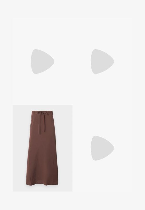 Camisa polo de manga larga en tejido acanalado color blanco roto, con cuello y cinco botones metálicos en la parte frontal. Diseño ajustado.; Falda marrón hasta el tobillo con cintura elástica y cordón ajustable, hecha de tela lisa.; Bailarinas de cuero burdeos con punta afilada, suela plana y una correa decorativa con hebilla a lo largo del empeine. Textura suave y brillante.; Bolso de hombro de cuero marrón oscuro con una forma suave y caída, y un asa con nudo torcido sobre un fondo blanco liso.
