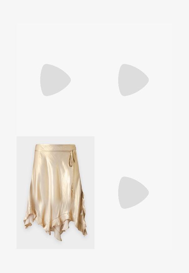Zwart geribbeld tanktop met dunne witte strepen, met een ronde halslijn en brede schouderbanden. Gladde textuur, aansluitend ontwerp.; Glanzende gouden satijnen wikkelrok met asymmetrische gerimpelde zoom en zijstriksluiting.; Zwarte gepatineerde leren sandaal met drie banden, enkelgesp en 10 cm hoge stiletto hak. Bevat gouden hardwaredetails en een logo charm.; Zwarte rechthoekige leren handtas met lange hengsels, gouden rits, gouden bolvormige hanger en klein ALDO-logo op het midden van de voorkant.