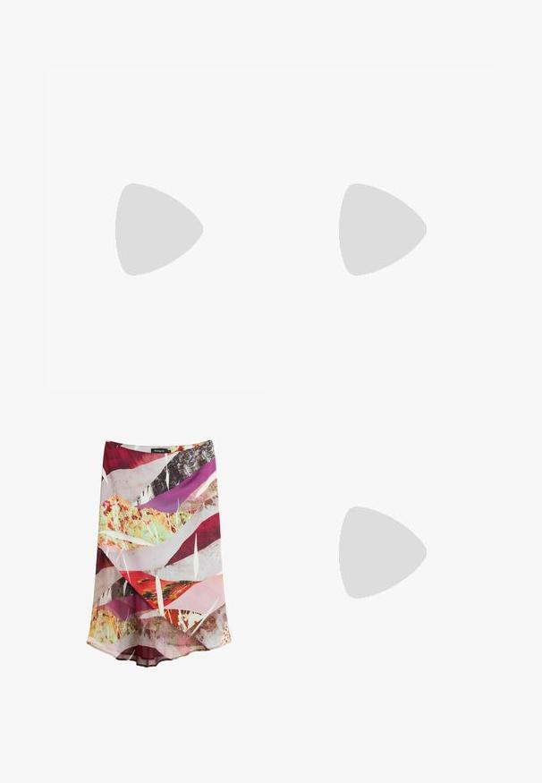 Veste zippée courte à manches longues avec un motif en ribbed multicolore comportant des rayures roses, violettes et bleues. Détail en zip argenté à l'avant.; Jupe midi avec imprimé abstrait multicolore en rouge, rose, violet, jaune et blanc, avec tissu superposé et silhouette subtile en ligne A.; Botte cheville en daim noir avec un bout pointu et un petit talon. Texture lisse et design minimaliste sans motifs ou accents notables.; Sac à main patchwork coloré avec anses bleues, décoré d'appliques florales en cuir multicolore sur fond blanc.