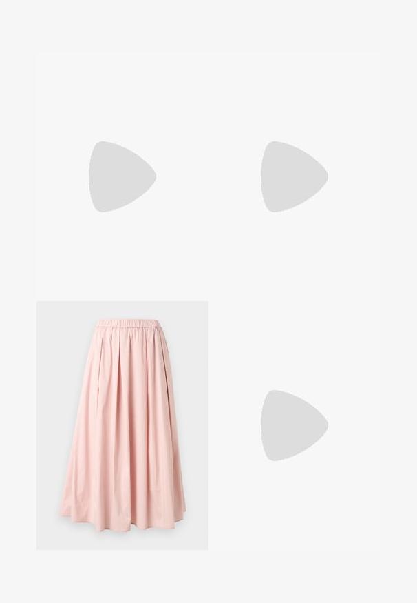 Camisole en satin rose clair avec fines bretelles spaghetti réglables et un léger décolleté en V, présenté sur un fond blanc uni.; Jupe longue plissée rose clair avec taille élastique et tissu fluide, présentée sur un fond gris clair uni.; Chaussure femme couleur crème à bout pointu avec un petit talon rond en forme de boule, sur fond uni.; Petit sac pochette doux rose avec cadre métallique argenté et fermoir rond, reposant sur une surface plate et claire avec une bride de poignet repliée devant.
