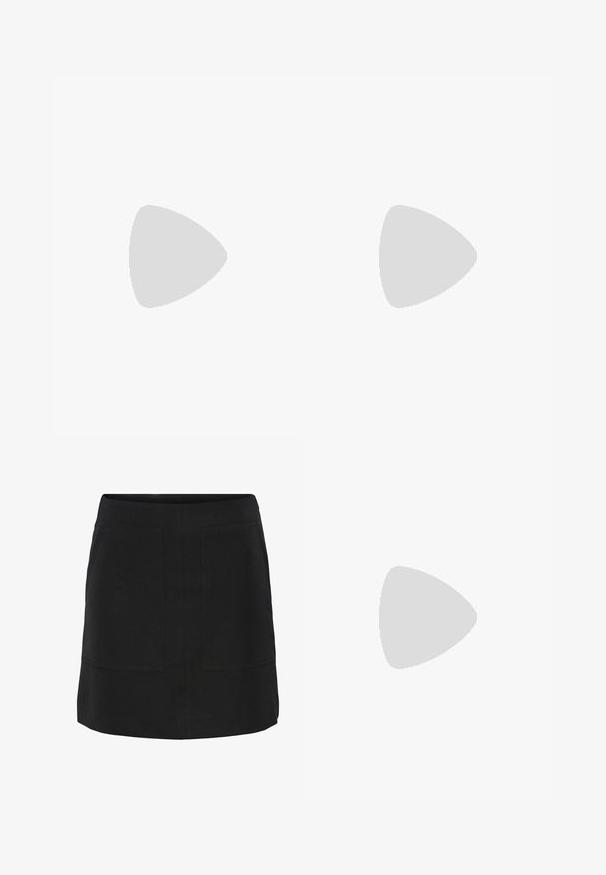 T-shirt en coton blanc à manches courtes, encolure ronde, avec un imprimé graphique rose/bleu portant la mention "Gant Sports Club 1949" sur la poitrine.; Jupe noire à coupe droite, dotée de deux poches avant et d'une finition soignée. Fabriquée en tissu lisse avec des détails minimaux.; Chaussure de sport marron avec des rayures beige clair, en suède et mesh, dessus texturé, design à lacets et semelle en caoutchouc naturel.; Sac à main en cuir noir avec une forme arrondie, surface texturée, bandoulière ajustable et logo en relief sur le devant. Fermeture éclair sur le dessus.