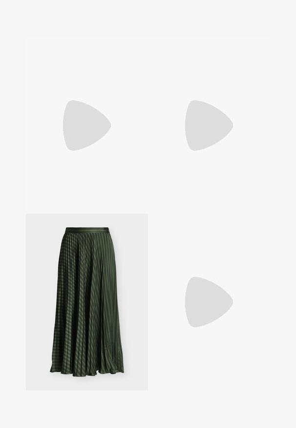 Body vert sans manches avec texture matelassée, doté d'un col montant et d'un dos décolleté. Réalisé en matériau léger et résistant à l'eau.; Longue jupe plissée vert foncé avec des rayures noires diagonales et une ceinture, présentée sur un fond blanc.; Ballerines en cuir noir avec un bout arrondi, une semelle plate et une fine sangle ajustable sur le cou-de-pied avec une boucle en métal.; Sac à épaule en cuir vert avec un design arrondi, poche zippée à l'avant et poches supplémentaires sur les côtés. Texture lisse et matériel minimal.