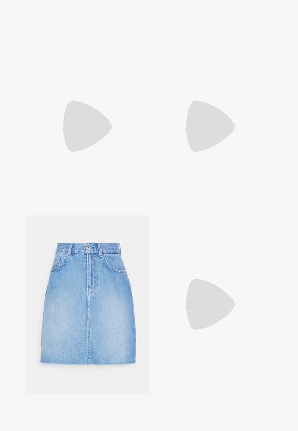 Sininen neulottu crop-top, jossa on leveä kaula-aukko ja lyhyet leijailevat hihat, koristeltuna valkoisilla kukka- ja vihreällä lehtikirjonnalla.; Vaaleansininen farkkuhame suoran leikkauksen omaavana, edessä nappisuljenta ja kaksi sivutaskua. Helma on hieman kulutettu rentoa ilmettä varten.; Musta nilkkuri, joka on valmistettu sileästä nahasta, ja siinä on sivuvetoketju, keltainen tikkaus sekä paksu, uurrettu kumipohja.; Mustapussinen ja hopeanvärinen käsilaukku, jossa on teksturoitu pinta, joka esittää timanttikuviota, solmittu kahva ja jämäkkä muoto.