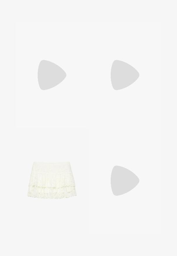 Haut sans manches style suédine beige avec œillets métalliques espacés uniformément autour de l'encolure et de la bretelle.; Mini-jupe blanche en dentelle avec des détails à volants superposés et des motifs floraux sur un fond uni.; Sandale beige en cuir verni avec un talon kitten pointu et une semelle fine, vue de côté sur fond blanc.; Sac à épaule en tissu couleur crème avec broderie florale à œillets et une seule bandoulière souple.