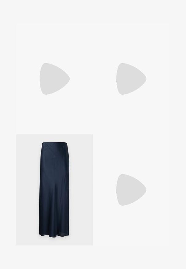 Mørkeblå draperet top med off-shoulder design, prydet med en rund metallaccent og indsamlet detaljering på siderne. Glat tekstur.; Mørkeblå, ankel-lang satin-nederdel med en glat, lige pasform og let udvidelse ved kanten mod en ensfarvet lys baggrund.; Kremfarvet sandal med lave hæle, bindebånd om anklen og en bred snoet rem over tæerne på en ensartet hvid baggrund.; Lille bordeauxlæder clutch-pung med sølv metal lukning og håndledsrem på hvid baggrund.