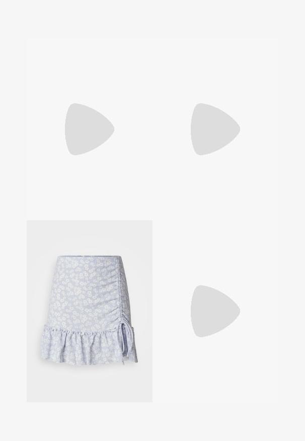 Haut court à manches longues lilas avec un décolleté carré, fermeture à boutons sur le devant, finition froncée et détails de liens réglables sur les manches.; Jupe mini bleu clair avec un motif floral, détail de côté froncé et ourlet volanté. Tissu texturé avec des accents à cordon.; Chaussures à plateforme blanches avec un bout arrondi, sangle à boucle et clous ronds. Semelle texturée avec un léger talon et détail de quincaillerie décoratif.; Sac à main en pompon rose texturé avec une poignée tressée et une fine sangle. Forme ronde, surface douce, design compact.