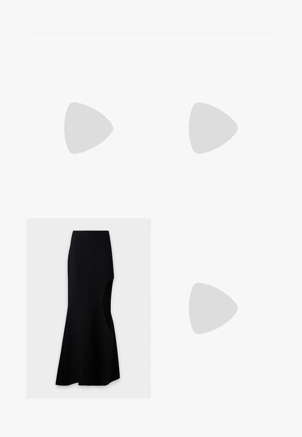 Hofmann Copenhagen PAULA - Langærmet T-shirt - black; Sort lang nederdel med høj talje, asymmetrisk kant og stort sideløbende udskæring på højre side mod en ensfarvet baggrund.; Sorte ruskinds højhælede pumps med spids tå, der har en blank sort blokhæl og en glat indvendig foring.; Sort læderhåndtaske med to forlængede håndtag, en glat tekstur og en rund bund med dekorative detaljer på siderne.