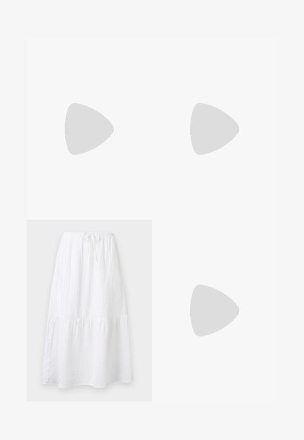 Top noir sans manches avec un décolleté en V profond et un détail subtil de tissu froncé au niveau de la poitrine, fabriqué par Anna Field.; Jupe midi en coton blanc avec volants rassemblés, taille élastique et fermeture à cordon.; Sandales à talons hauts en cuir verni bourgogne avec un bout carré, deux fines lanières et une boucle dorée décorative sur le côté.; Sac à main en cuir marron foncé avec plis froncés, ferrures dorées et une seule bandoulière, sur un fond clair uni.