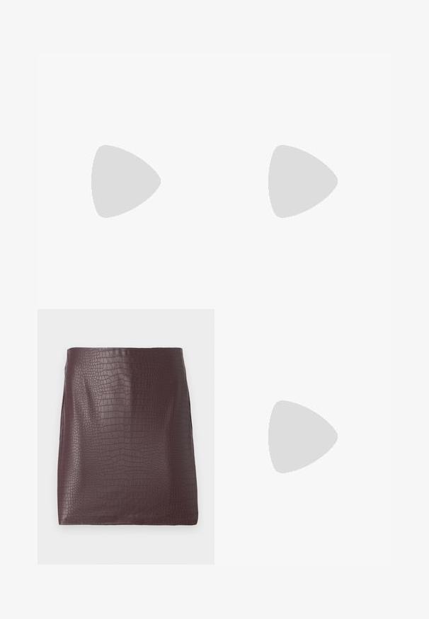 Langærmet polo-shirt i off-white ribbet stof med kravehals og fem metalknapper foran. Tætsiddende design.; Krokodillembosseret faux læder mini skirt i mørk burgundy med en glat tekstur og sideslids.; Sorte patenterede læder open-toe mules med en smal strop og stiletto hæl. Glat tekstur og minimalistisk design med en flad sål.; Brun skuldertaske i læder med en frontlomme med klap, der har en sydd sløjfedetalje, og en justerbar rem.