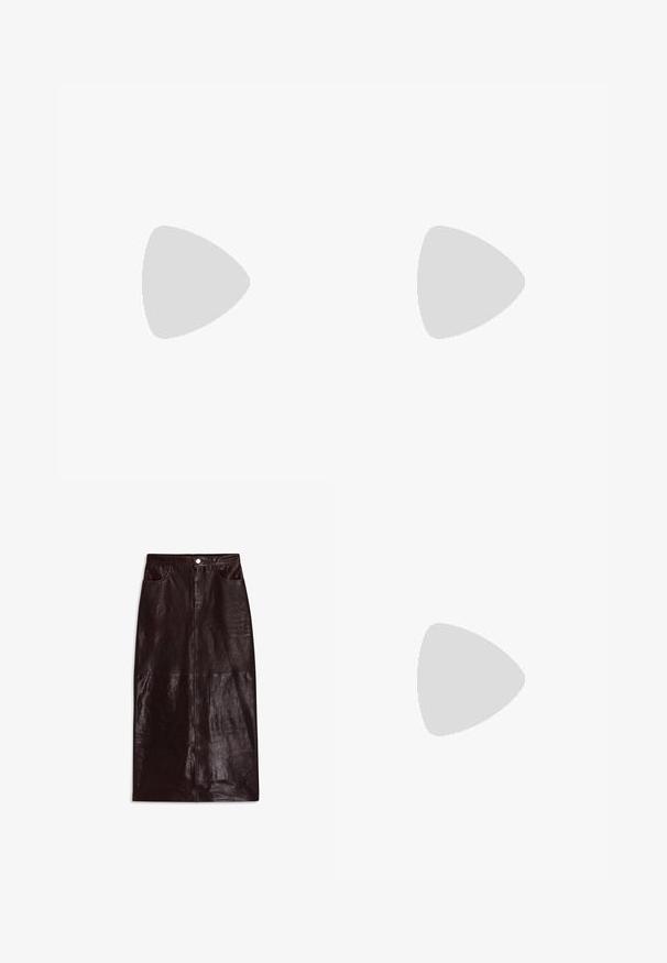 Zwarte lange mouw turtleneck shirt gemaakt van glad, rekbaar materiaal. Heeft een aansluitend ontwerp en een klassieke hoge kraag.; Bruine leren rok, knielang, met een gladde textuur, voorkruiszakken en een enkele knoopsluiting in de taille.; Beige slippers met brede band en 'Marc O'Polo' reliëf, zwevend boven een gestructureerd tapijt in de woonkamer met houten salontafel en boeken.; Witte rechthoekige Calvin Klein handtas met enkele handgreep, minimalistisch ontwerp en decoratieve kwastjes met geometrische metalen hanger aan de zijkant.