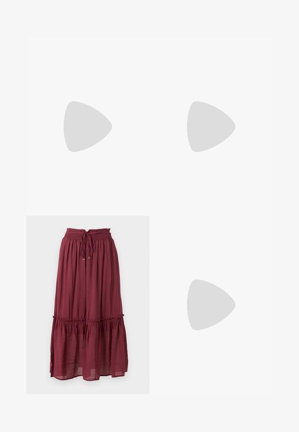 Rotes kurzärmeliges Oberteil mit Wickeldesign, das an der Seite eine geraffte Textur und eine glatte, weiche Stoffoberfläche aufweist.; weinroter geraffter Midirock mit elastischem Bund, verstellbarem Kordelzug mit goldenen Perlen und einer Rüschenstufe nahe dem Saum.; Schwarze Ballerinas aus Lackleder mit runder Spitze, Schnürdesign und flacher Sohle. Glatte Textur mit minimaler Verzierung.; Burgunderfarbene Kunstleder-Handtasche mit runder Form, gerafften Details und einem goldfarbenen Metallgriff. Glatte Textur und glänzende Oberfläche.