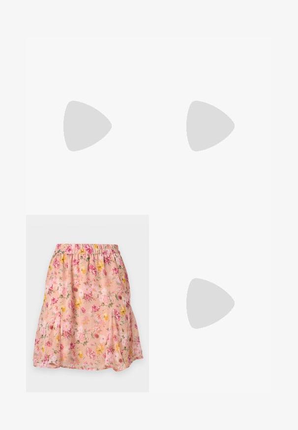 Witte kanten top met lange mouwen, bloemenpatroon in lichtroze en groen, V-hals met strikdetail, gegolfde zoom.; Bloemenrok in lichtroze stof met elastische tailleband, voorzien van meerkleurige bloemen, een uitlopende vorm en een lichte textuur.; Witte hoge Converse Chuck Taylor All Star sneaker met zwart logopatch en witte veters, weergegeven op een witte achtergrond.; Roze transparante zonnebril met ovale lenzen, donkerrode tint en slanke pootjes, met een gladde afwerking en subtiele details op het frame.