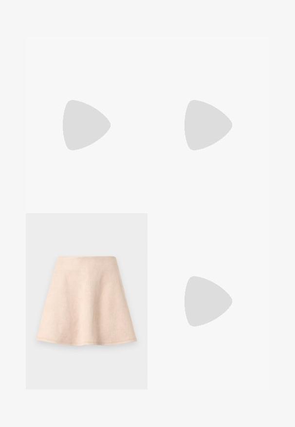 Haut crème à manches longues en maille côtelée avec col montant et bords volantés au col, poignets et ourlet, présenté sur fond uni.; Jupe évasée beige clair en tissu doux. Caractérisée par une texture lisse et un ourlet net ; design simple sans motifs ni accents supplémentaires.; Chaussure plate en cuir noir avec un nez pointu, des détails froncés autour de l'ouverture et un accent en boucle argentée sur la bride ajustable.; Petit sac à main noir brillant avec deux longues anses et des détails à cordon sur les côtés sur un fond clair uni.