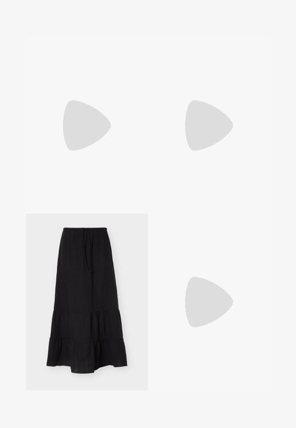 Sort gennemskinnelig langærmet cropped top med V-hals, med en rynket tekstur og blondeaccenter på ærmerne.; Sort ankel-lang nederdel med lagdelte flæser og elastisk linning med bindebånd, lavet af let tekstureret stof.; Hvid lavtop sneaker med tekstureret sål og krokodille-logo på siden, glat stofoverdel og snørelukning, vist fra venstre side.; Lille skuldertaske i pastelrosa med tynd rem og sølvfarvet "CK" logo centreret på ensfarvet baggrund.