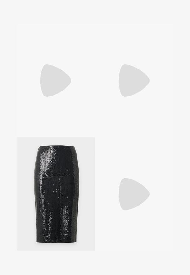 Haut court sans manches noir texturé avec bordure crème et écusson logo en forme de losange centré avec l'inscription "Elisabetta Franchi".; Jupe crayon noire, longueur genou, recouverte de paillettes noires brillantes avec une silhouette lisse et ajustée.; Chaussure à talon bas en cuir verni noir, bout pointu, bride en T et fermeture à boucle sur fond clair neutre.; Sac à main noir à sequins avec fermoir doré, poignée courte et bandoulière amovible sur un fond clair uni.