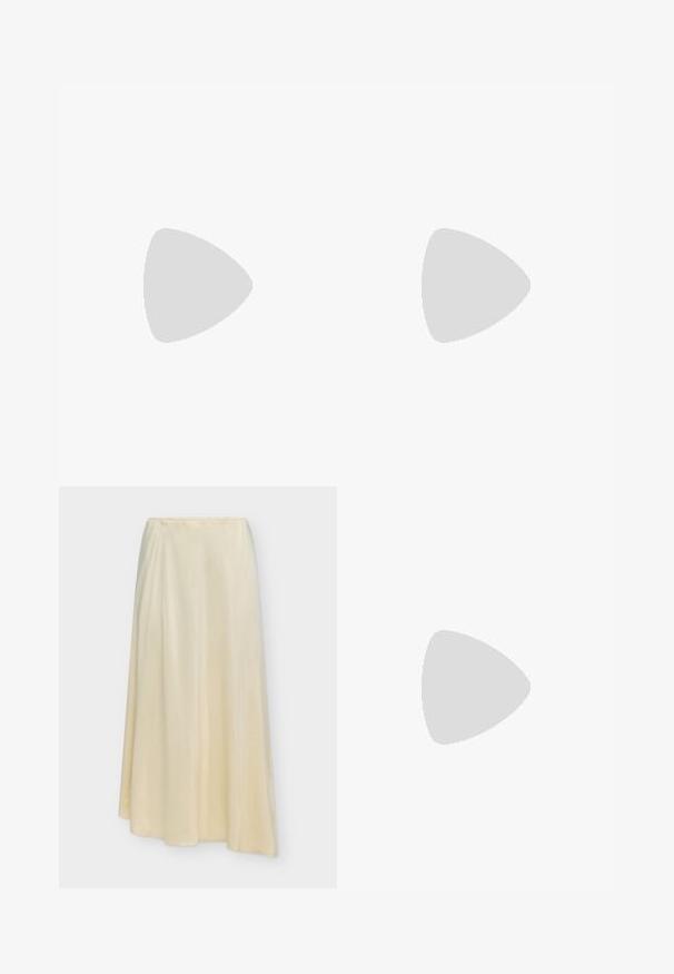 Rabanne T-shirt à manches longues - ecru; Longue jupe couleur crème avec une texture lisse et un léger drapé, présentée sur un fond clair uni.; Ballerines en cuir noir avec un bout rond, texture lisse, détails de couture minimalistes et design de semelle flexible.; Sac bandoulière beige plissé avec poignée arrondie sur le dessus et bandoulière amovible, en cuir lisse avec un détail de logo subtil près de la base.