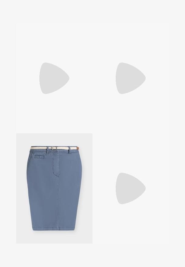 Top de manga corta azul marino con diseño de escote en V. Hecho de una tela suave, con textura lisa y acabado de dobladillo limpio.; Falda azul hasta la rodilla con cinturón trenzado blanco, bolsillo delantero y trabillas para cinturón sobre un fondo liso y claro.; Sandalia de tacón de cuero marrón con punta cuadrada, correa ajustable en el tobillo y tacón de bloque. Textura suave y diseño minimalista.; Bolso de tote de ante marrón con textura suave, gran abertura y asas largas. Presenta un diseño sencillo con costuras visibles y sin herrajes.