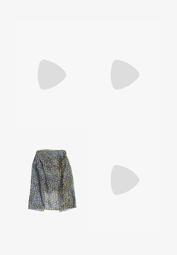 Dunkelblauses, langärmliges, verkürztes Shirt mit Rundhalsausschnitt, auf einem weißen Hintergrund flach ausgelegt.; Blauer Rock mit gelbem und orangem Blumenmuster, knielang, leicht ausgestellt, leichter Stoff.; Braune Lederknöchelstiefel mit quadratischer Zehenform, dekorativen Nähten an den Seiten und einem niedrigen, gestapelten Absatz. Verfügt über integrierte Zuglaschen.; Schwarze Wildleder-Schultertasche mit Klappe und goldfarbenem rechteckigem Drehverschluss, ausgestattet mit einem langen einzelnen Schulterriemen und weichen, strukturierten Seiten.