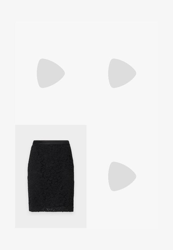 Haut noir à manches courtes avec un col rond, présentant des perles noires décoratives disposées verticalement sur le devant. Tissu léger et texturé.; Jupe crayon en dentelle noire avec une ceinture en satin lisse, présentant des motifs floraux détaillés et une coupe slim.; Sandale à talon haut noire avec une bride étroite à la cheville, bout carré, cuir lisse et accent de boucle métallique.; Porte-monnaie en cuir noir avec texture froncée, cadre en métal argenté, fermeture à verrouillage kiss-lock et bandoulière en chaîne. Surface lisse et douce.