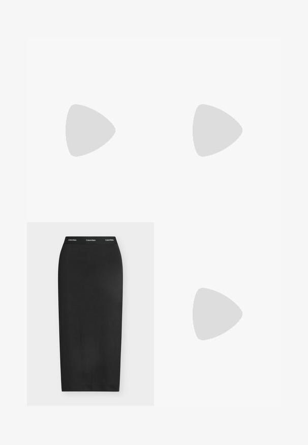 AllSaints ANNA SNAKE TEE - T-Shirt print - black; Schwarzer Bleistiftrock in Wadenlänge mit elastischem Bund, der weiße Calvin Klein-Logos zeigt.; Schwarze Leder-Slip-on-Mule von Calvin Klein mit Blockabsatz, die auf Holzfliesen im Freien nahe einer grünen Pflanze und einer grauen Wand ruht.; Schwarze übergroße Sonnenbrille mit geometrischer Form, ausgestattet mit dunklen Gläsern und einem kontrastierenden grauen Detail im Rahmen. Logo am Bügel.