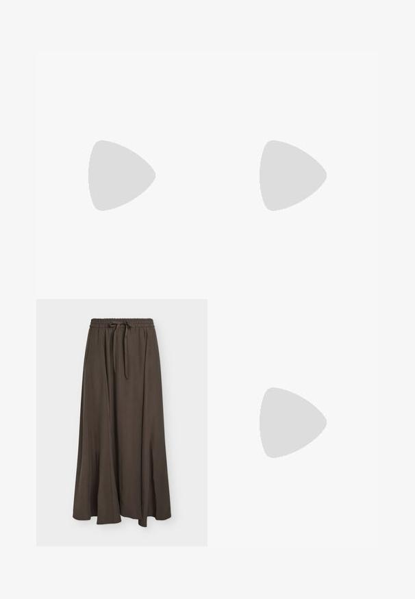 Pull marron à manches courtes avec un col rond et une taille côtelée, posé à plat sur un fond blanc.; Longue jupe marron foncé avec taille élastique et cordon, tissu lisse, légère évasement, suspendue à plat sur fond clair.; Escarpin stiletto noir à talon haut avec bout pointu et texture lisse, présenté de profil sur un fond clair uni.; Sac à main en cuir noir en forme de croissant avec une lanière chaîne en or et une fermeture éclair latérale.