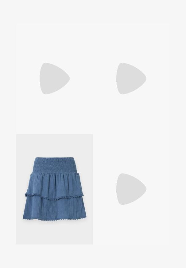 Brun ribbet strik top med korte ærmer, rund halsudskæring og cropped design. Den strukturerede stof fremhæver lodrette linjer gennem hele toppen.; Blå lagdelt nederdel med elastisk smocket talje og blondekant på teksturerede stoflag.; Sorte læder ankelstøvler med spids tå og blokhæl, der har en høj, blank skaft og en tekstureret overflade på den nedre del.; Sort læderhåndtaske med en glat tekstur. Har en justerbar stropp og et enkelt, minimalistisk design med lynlås.